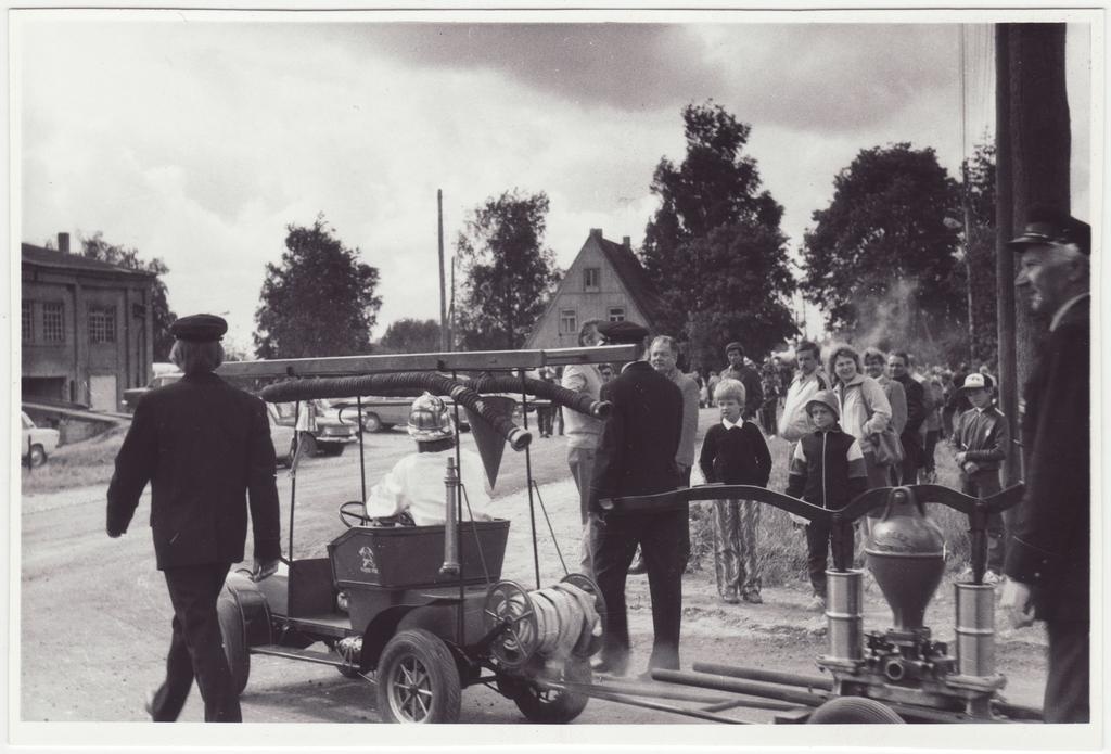 Eesti vabatahtliku tuletõrje 200. aastapäeva tähistamine: minituletõrjeauto paraadil, 1988.a.