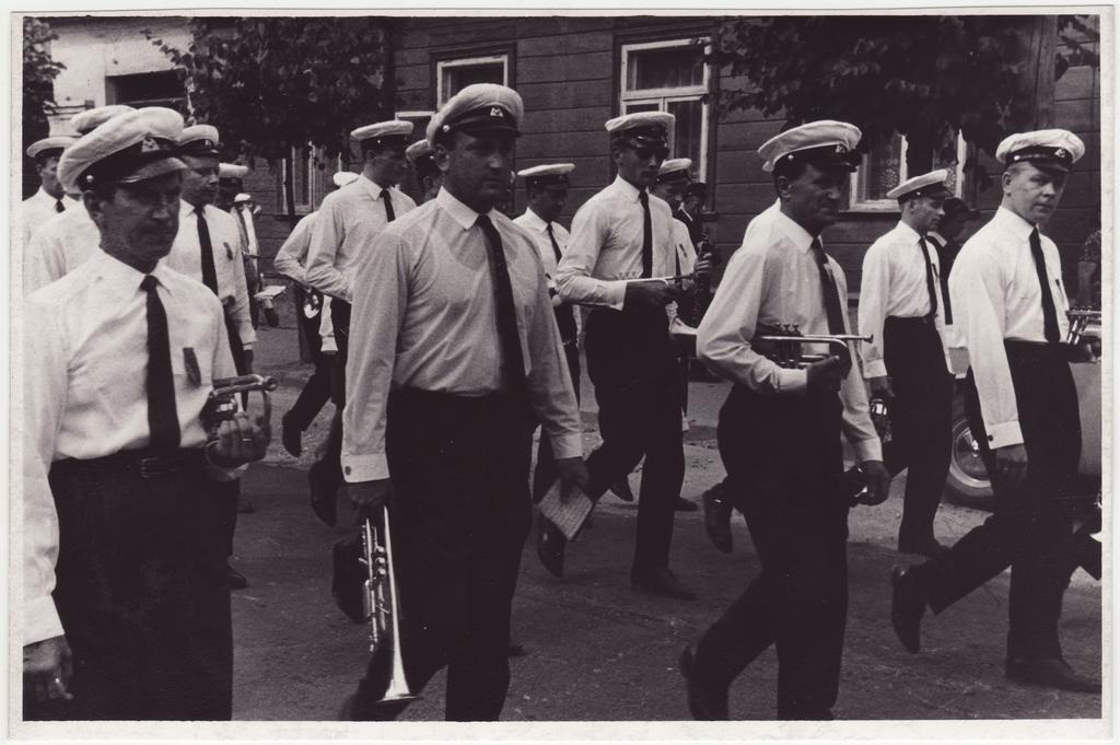 Võru VTÜ 100.a. tähistamine: orkestrimehed rongkäigus, 1967.a.