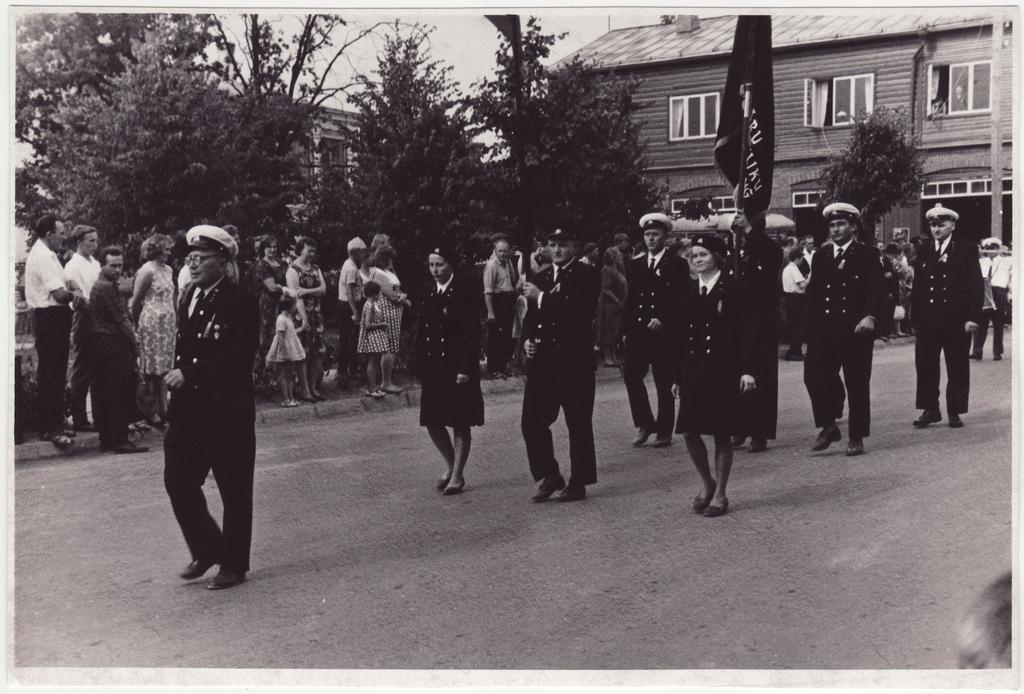 Võru VTÜ 100.a. tähistamine: piduliku rongkäigu algus, 1967.a.