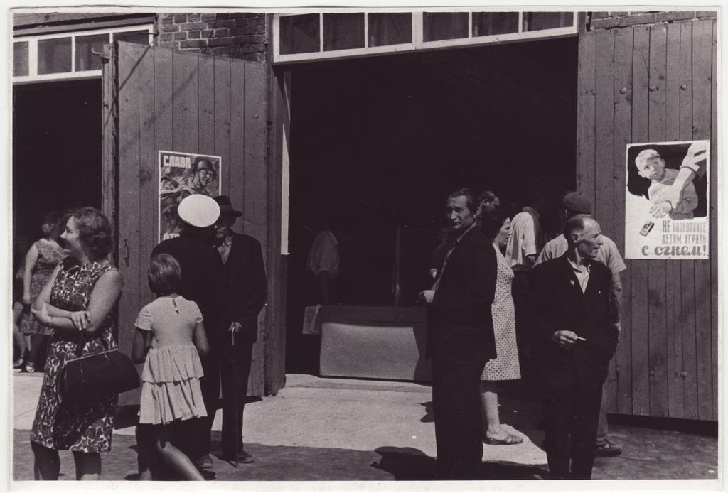 Võru VTÜ 100.a. tähistamine: tuletõrjenäituse sissepääsu juures, 1967.a.