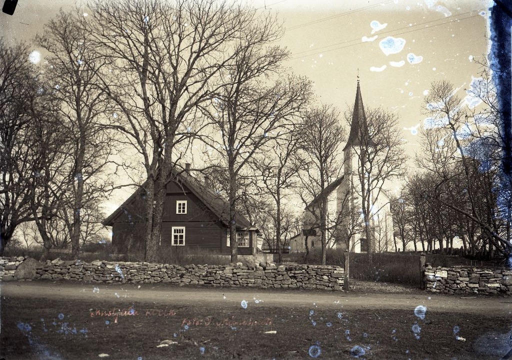 Mustjala Anna kirik ja õpetaja elamu Saaremaal
