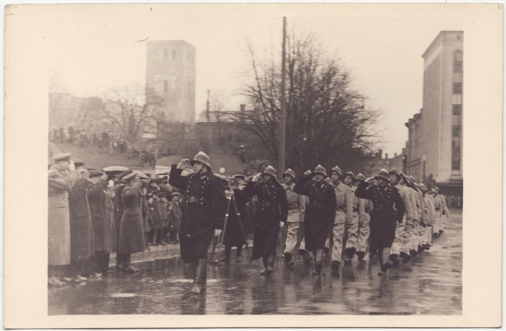 Tuletõrjekooli kolonn paraadil marssimas