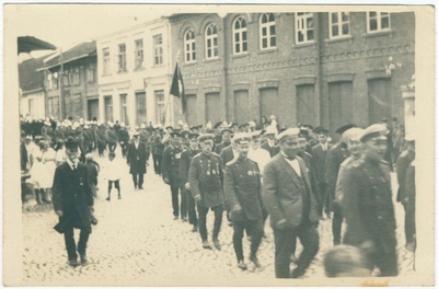 Tuletõrjemundris mehed marssimas Viljandi VTS 55 aastapäeval  similar photo