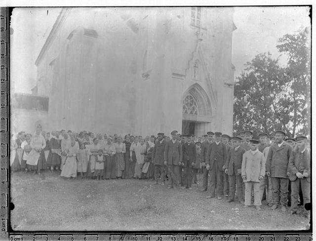 People in front of the church, Mustjala 1894