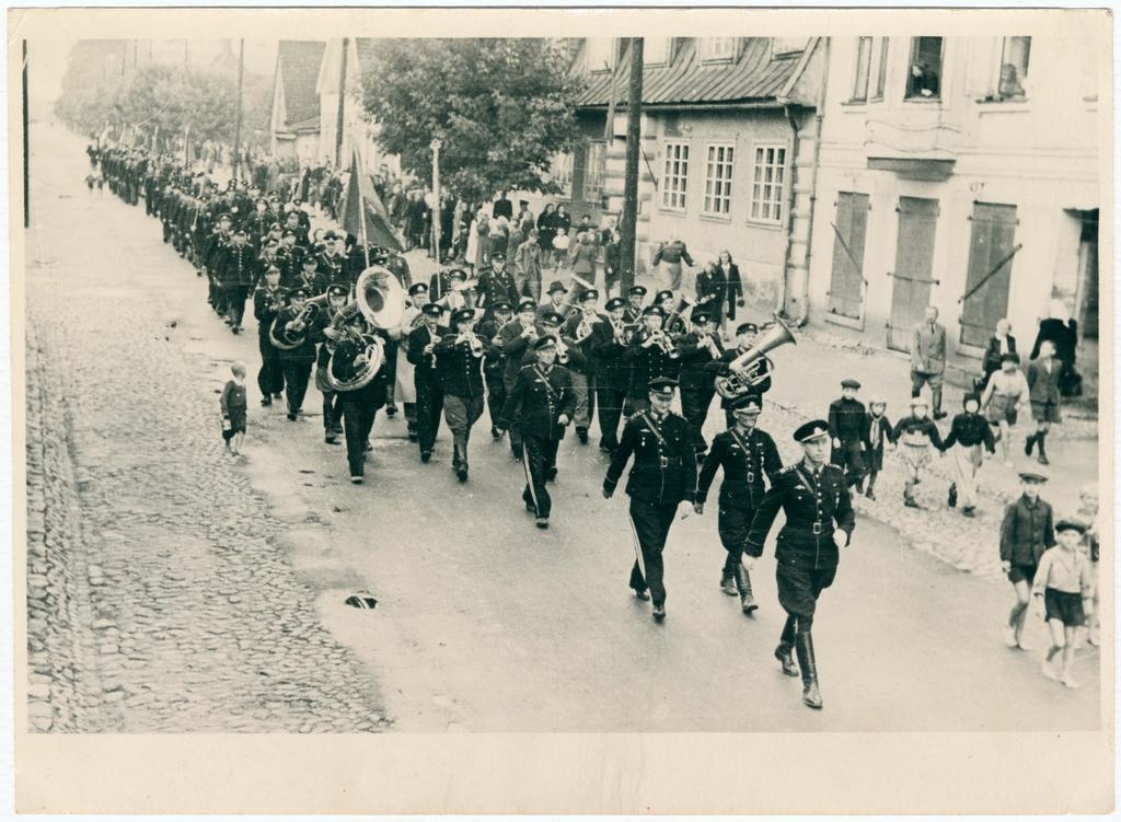 Viljandi tuletõrjujad marssimas orkestriga linnatänaval