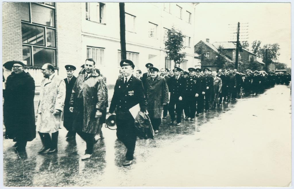 Viljandi TÜ 100. aastapäeva rongkäik läbi linna, 1968.a.