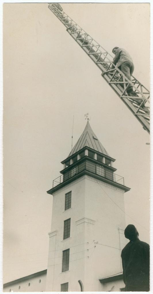 Autoredel Viljandi TÜ hoone torni kohal