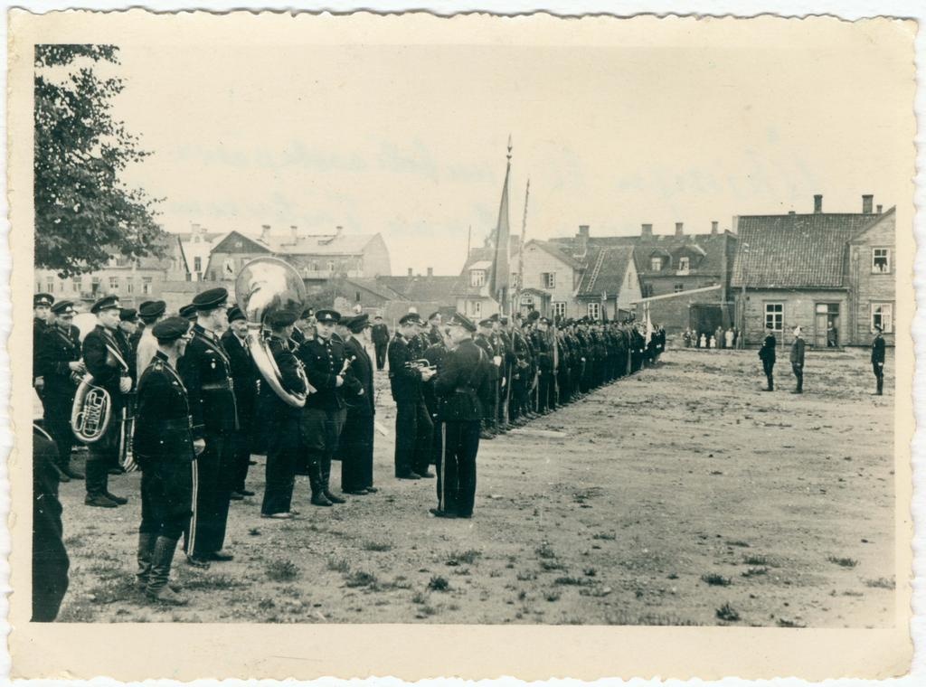 Viljandi tuletõrjujate rivistus Täitevkomitee hoone esisel väljakul