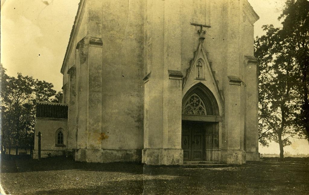 Mustjala Anna kirik, läänefassaad