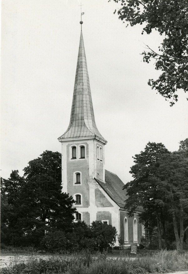 Audru Püha Risti kirik, vaade läänest
