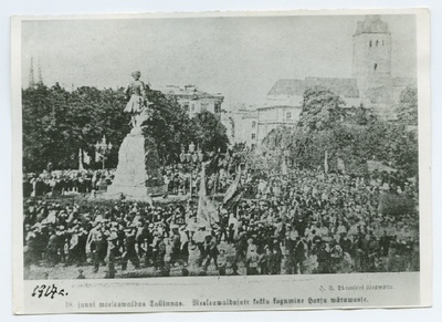 18.06.1917 meeleavaldus Tallinnas, demonstrantide kogunemine Harju väravasse Peetri platsil.  duplicate photo
