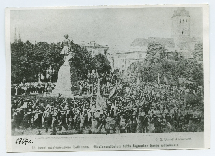 18.06.1917 meeleavaldus Tallinnas, demonstrantide kogunemine Harju väravasse Peetri platsil.