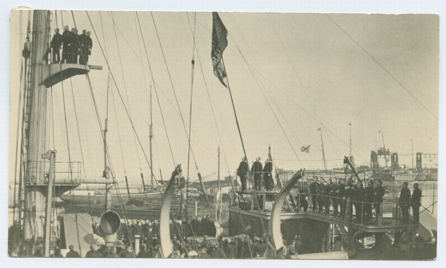 Meeleavaldus Tallinna sadamas 1917. aastal. Sõjalaev "Pamjat Azova" endise nime tagasiandmine 02.04.1917.