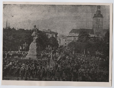 Tallinn, 18. juuni meeleavaldus Tallinnas 1917. aastal, meeleavaldajate kogunemine Harju väravasse.  duplicate photo