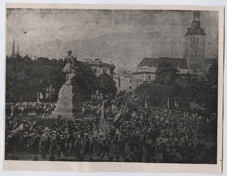 Tallinn, 18. juuni meeleavaldus Tallinnas 1917. aastal, meeleavaldajate kogunemine Harju väravasse.
