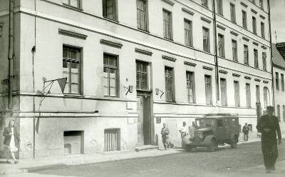 Tartu polikliinik (Munga t), ees kiirabiauto. 1930. aastad.
