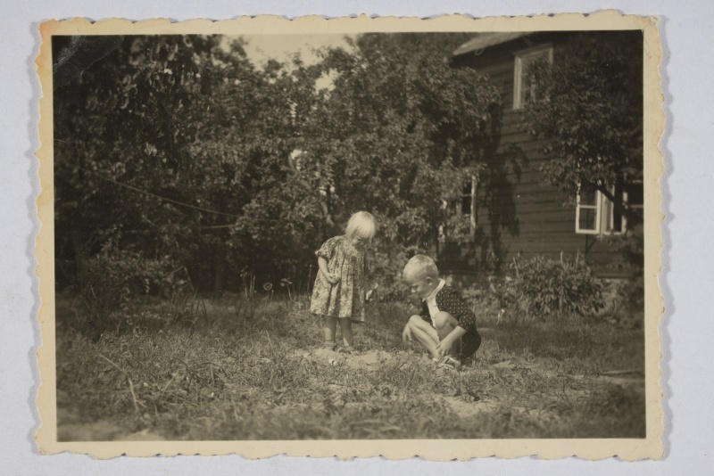 Lapsed aias mängimas