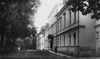 Kliinikud Toomemäel, esiplaanil suur kliinik.  Tartu, 1938.  duplicate photo