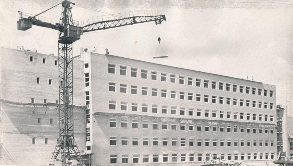 Maarjamõisa kliinik, ehitus (Puusepa 8). Tartu, 1967.