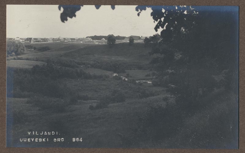 foto albumis, Viljandi, Uueveski org, taga hooned Uueveski teel, sh maagümnaasium, u 1925, foto J. Riet