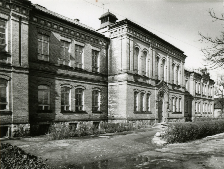 Liivimaa Maagümnaasium, fassaadivaade. Arhitekt R. Häusermann