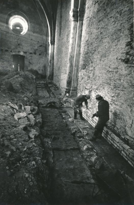 Foto. Haapsalu lossikiriku restaureerimine, sisetööd. 1979. a.
Foto: Harles Pilter.