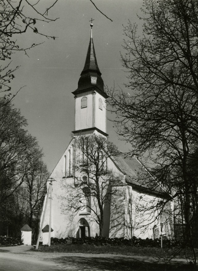 Puhja Dionysiose kirik, vaade läänest