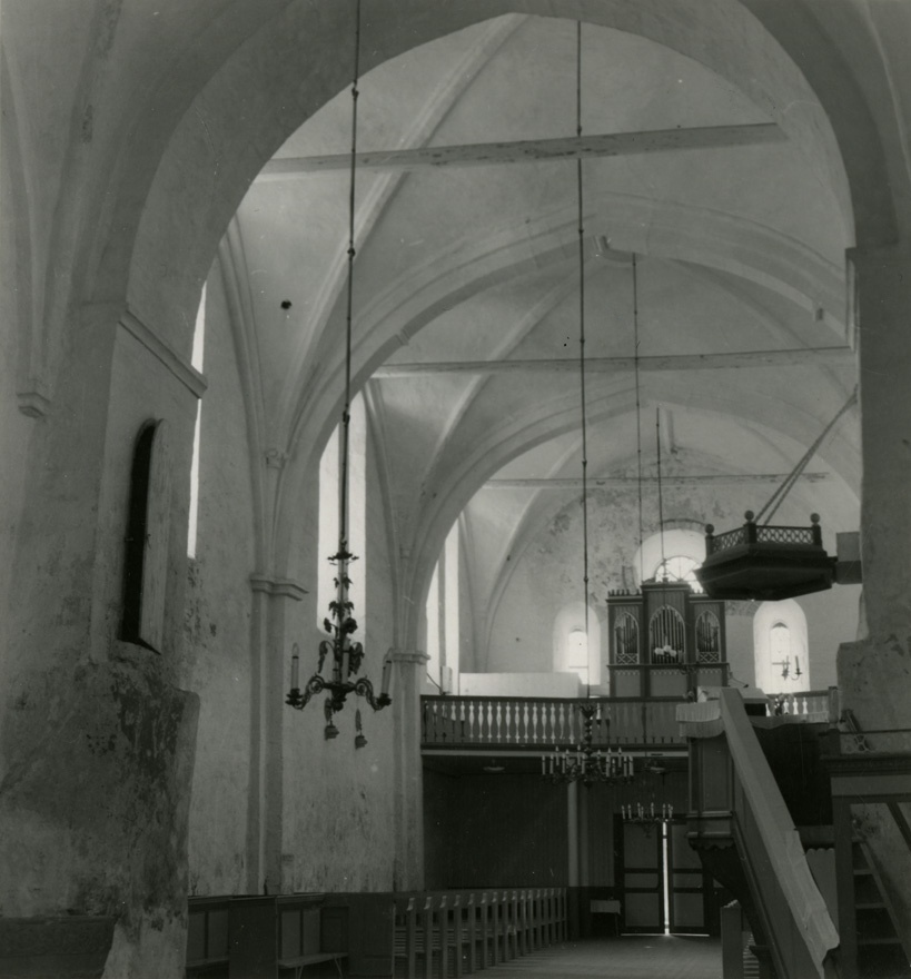 Valjala Martini kirik, vaade hoonele loodest