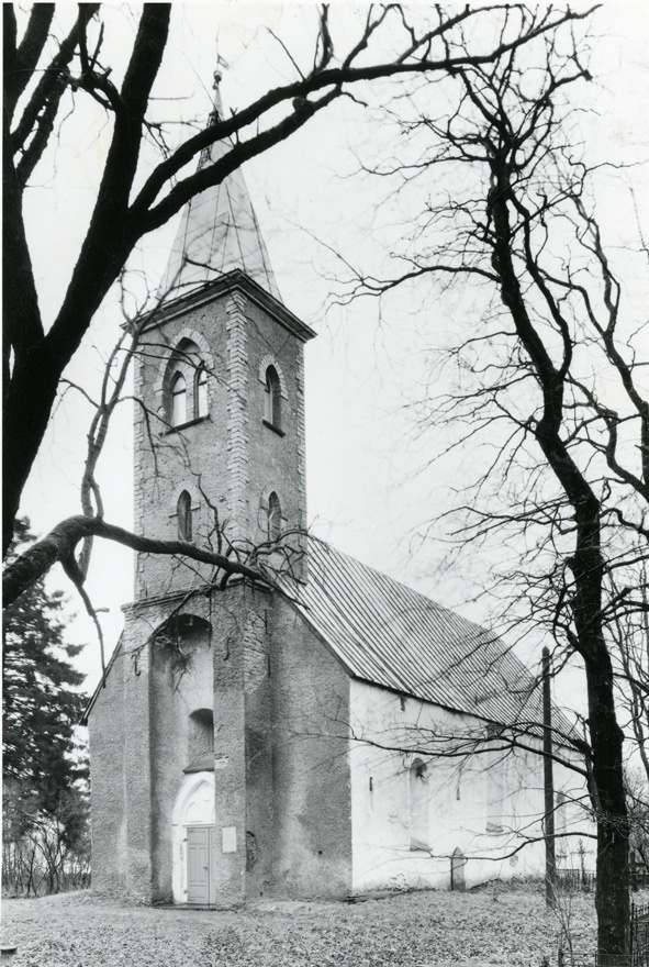 Kirbla Nigula kirik, vaade hoonele edelast