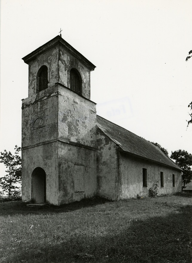 Saare Jaani kirik, vaade hoonele edelast