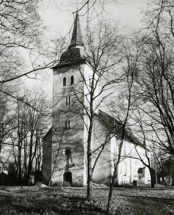 Jaani kirik Viljandis, vaade hoonele edelast