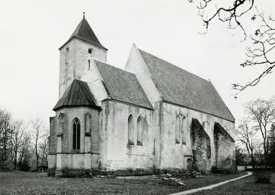 Valjala Martini kirik, vaade hoonele kirdest
