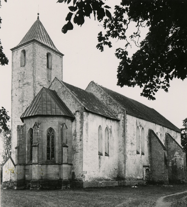 Valjala Martini kirik, vaade kirdest