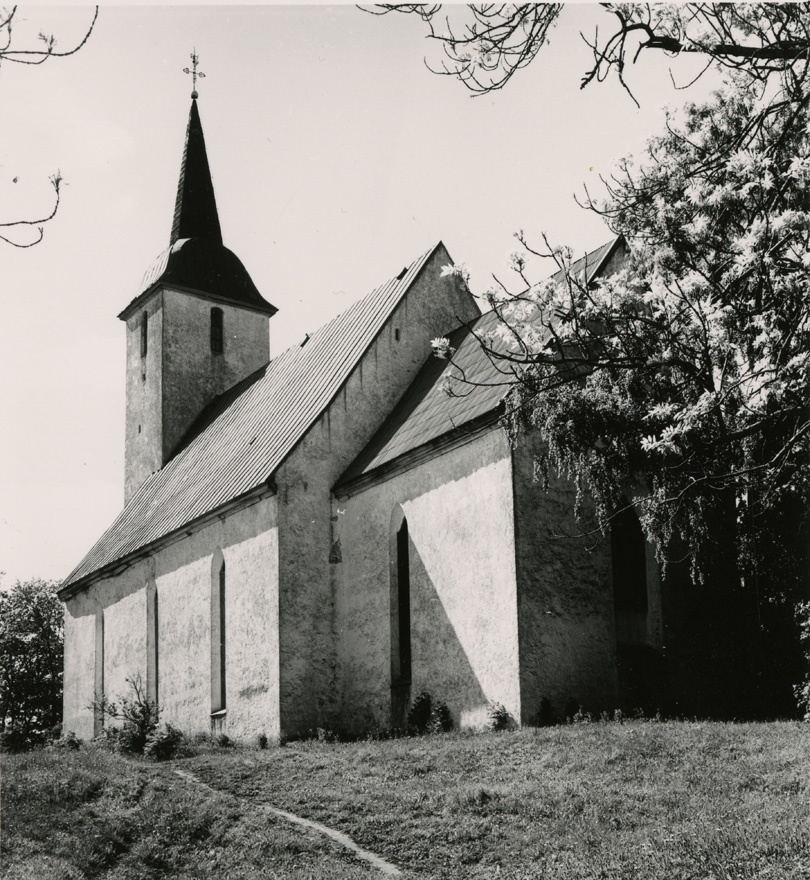 Koeru Maarja Magdaleena kirik, vaade kagust