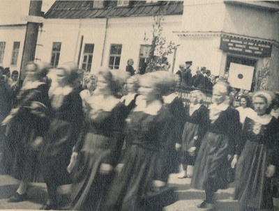 Fotod Maakonna taidluskollektiivid rongkäigus Võru linna staadionilt  Kandle aeda , möödumas autribüünist  endise Krümmeri kooli juures Tartu tänaval 20.juulil 1948.a.  similar photo