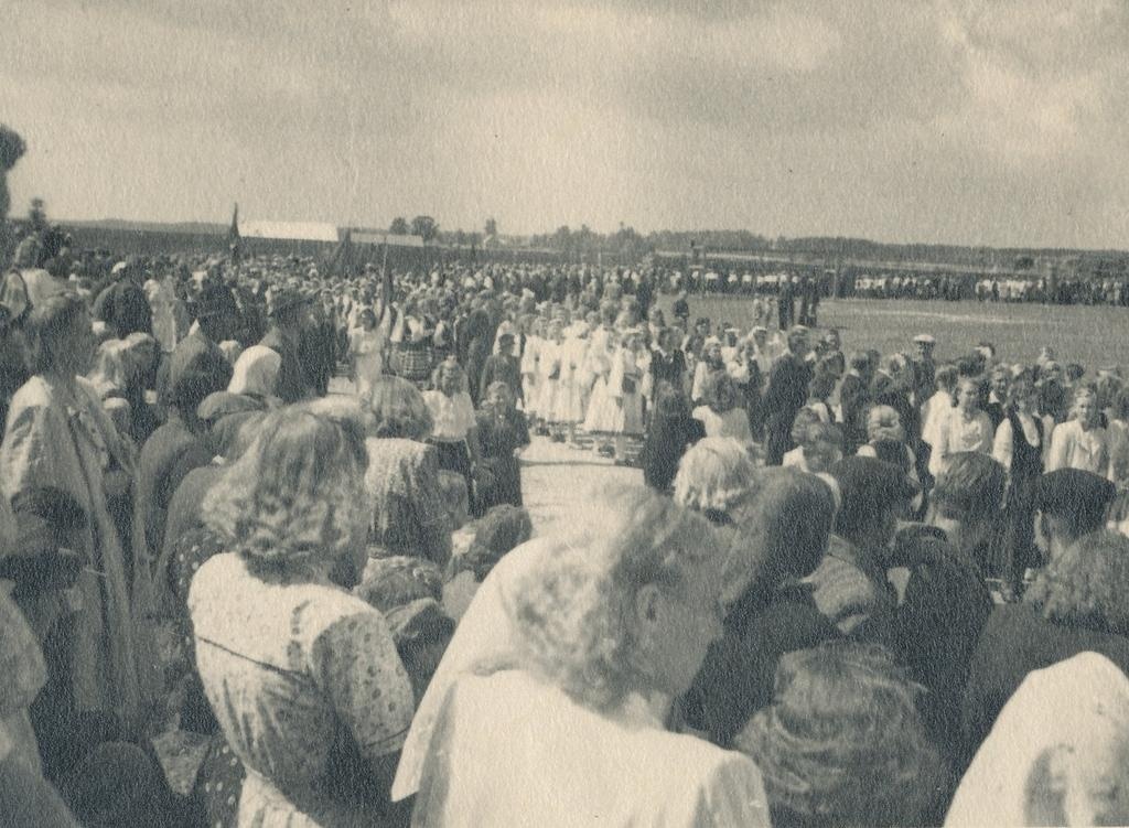 Fotod Ettevalmistused laulupäevaks staadionil 20.juulil 1948.a. (juhtkond, valmistumine defileeks, puhkpilliorkestri proov)