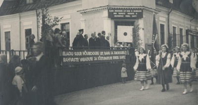 Fotod Maakonna  kollektiivid möödumas autribüünist endise Krümmeri kooli juures 20.juulil 1948a.  similar photo