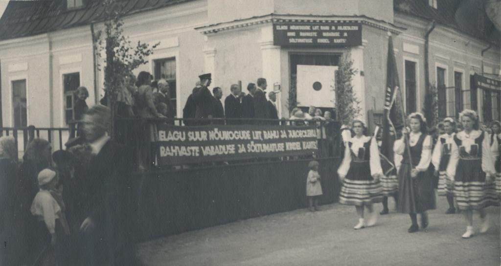 Fotod Maakonna  kollektiivid möödumas autribüünist endise Krümmeri kooli juures 20.juulil 1948a.