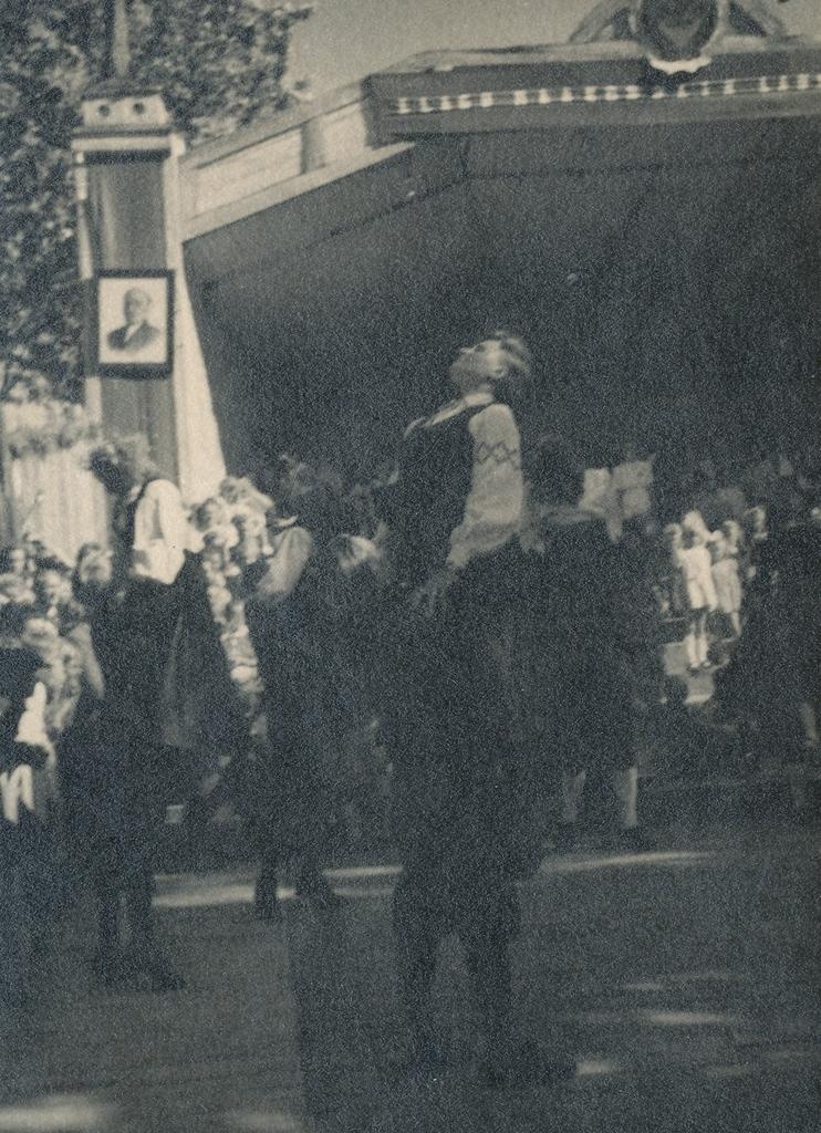 Fotod Võru Maakondlikul laulupeol on laval rahvatantsukollektiivid 21.juulil 1948.a.