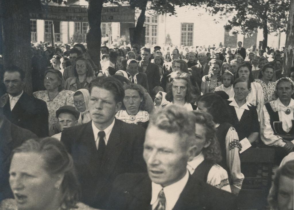 Fotod Loendamatu arv külalisi Võru maakondlikul laulupäeval Kandle aias 20.juulil 1948.a.