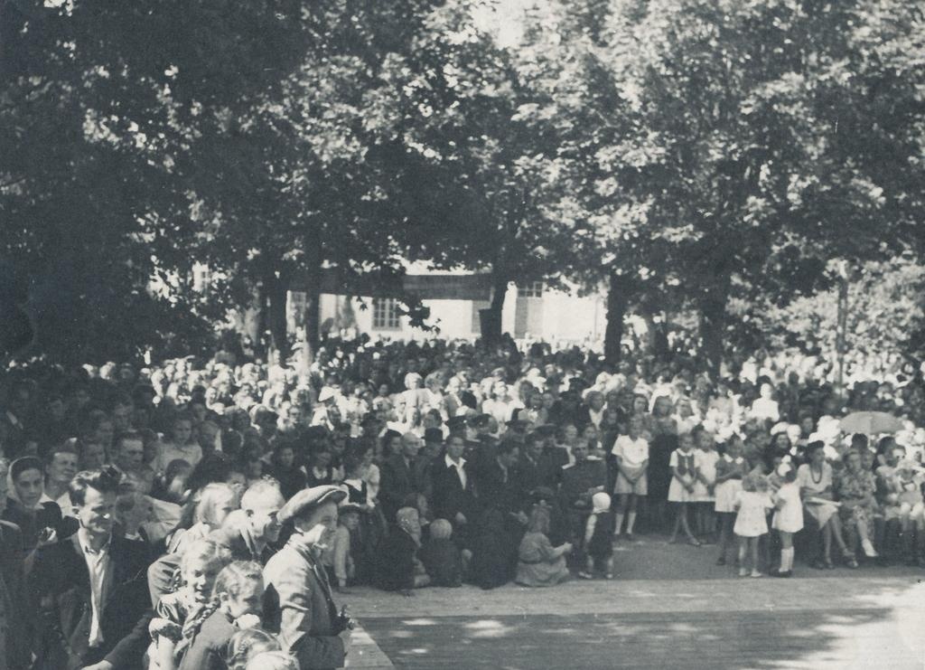 Fotod Loendamatu arv külalisi Võru maakondlikul laulupäeval Kandle aias 20.juulil 1948.a.