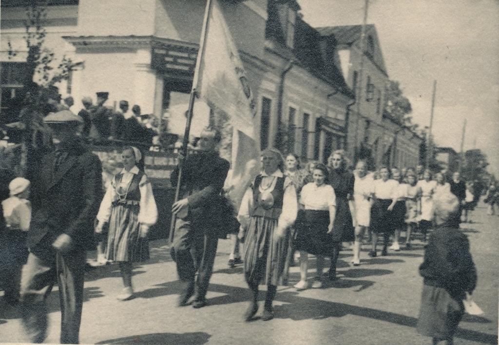Fotod Maakonna  kollektiivid möödumas autribüünist endise Krümmeri kooli juures 20.juulil 1948a.