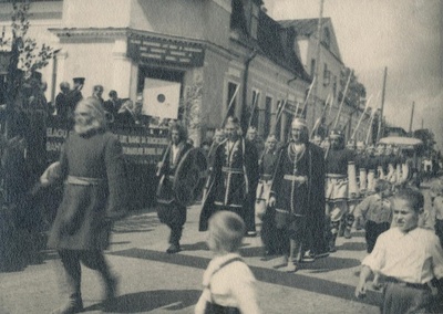 Fotod Maakonna taidluskollektiivid rongkäigus Võru linna staadionilt  Kandle aeda , möödumas autribüünist  endise Krümmeri kooli juures Tartu tänaval 20.juulil 1948.a.  similar photo