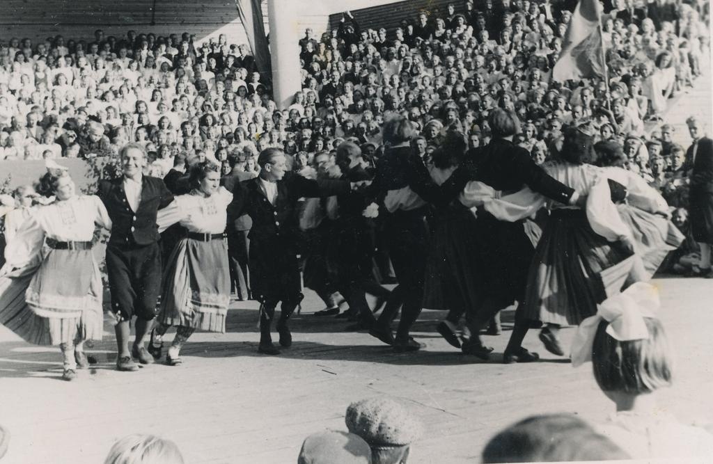 Foto Võru maakondliku laulupeo tantsulaval on külalised Paidest 9.juulil 1950.a.