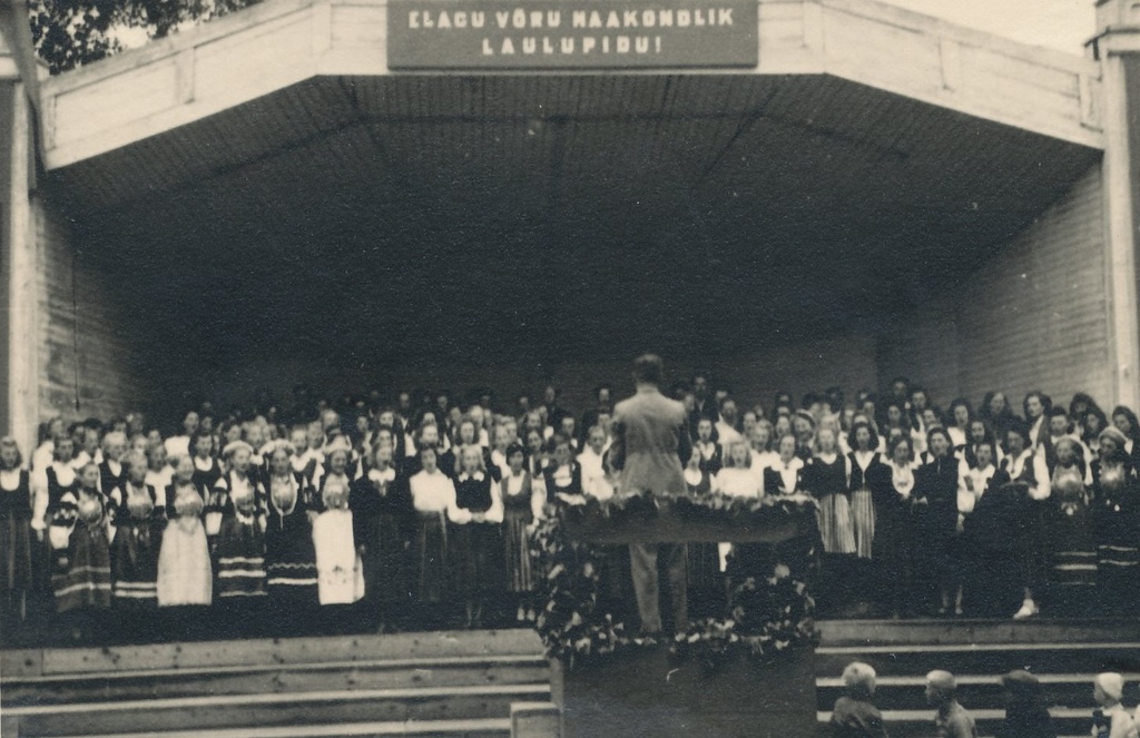 Fotod I Võru Maakondlikul Laulupeol juhatab ühendatud segakoore Jüri Variste 20.juulil 1947.a.