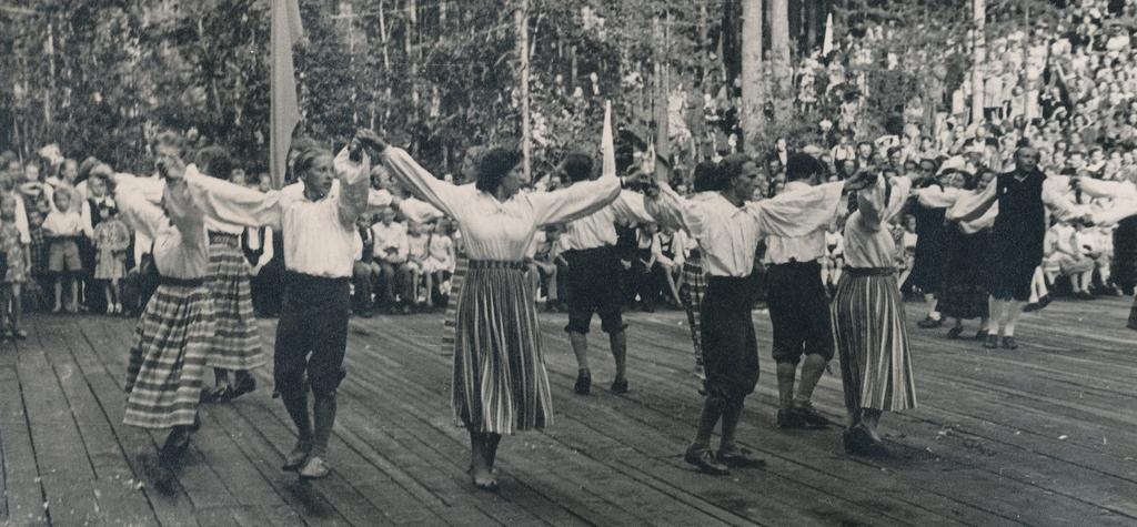 Fotod Võru maakondliku laulupeo laval on rahvatantsijad 11.juulil 1959.a.