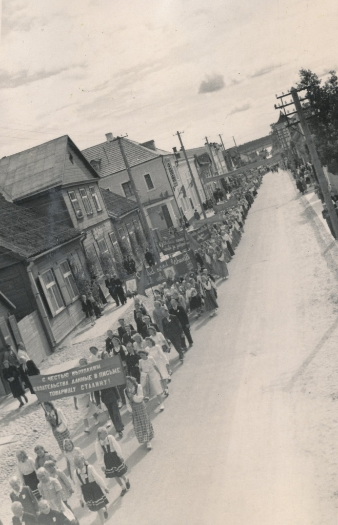 Fotod Võru rajooni I laulupäeva kolonnid mööduvad Avangardi kino ja Tartu 35  maja eest 21.juulil 1951