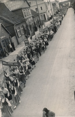 Fotod Võru Rajooni I laulupäeva kolonn rongläigus Tartu tänaval 21.juulil 1951.a.  similar photo