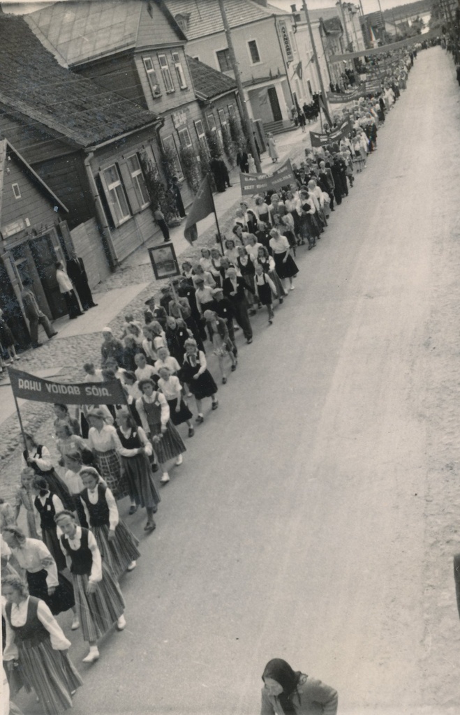 Fotod Võru Rajooni I laulupäeva kolonn rongläigus Tartu tänaval 21.juulil 1951.a.
