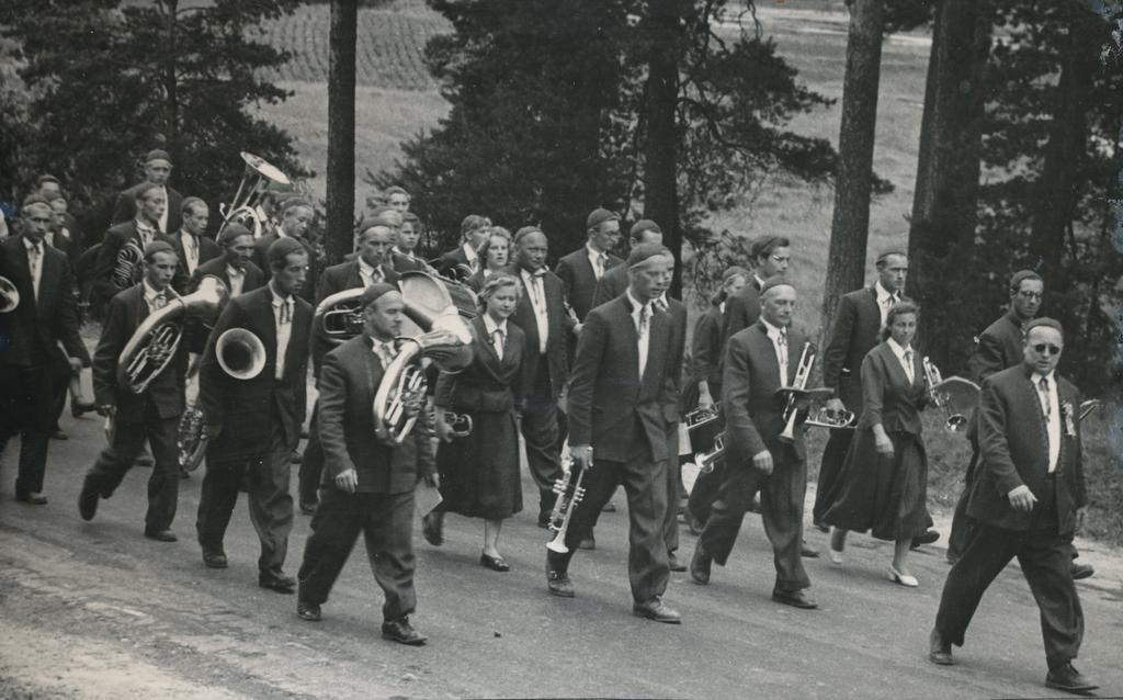 Fotod Võru rajooni laulupäeva rongkäik ja selle pildistaja Aleksander Krull 11.juulil 1959.a.